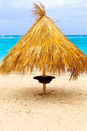 simsearch:862-07495884,k - Grass umbrella on sandy Caribbean sea beach Stock Photo - Budget Royalty-Free & Subscription, Code: 400-05113154