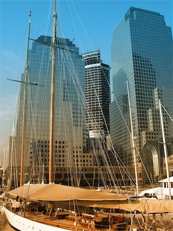 white yacht in front of world financial center Stock Photo - Budget Royalty-Free & Subscription, Code: 400-05113572