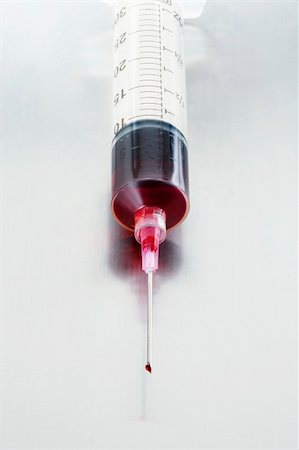 simsearch:614-00844433,k - Large syringe filled with red lquid on stainless steel table Photographie de stock - Aubaine LD & Abonnement, Code: 400-05113708