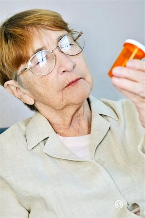 simsearch:400-06106335,k - Elderly woman reading pill bottle label with glasses Stock Photo - Budget Royalty-Free & Subscription, Code: 400-05113968
