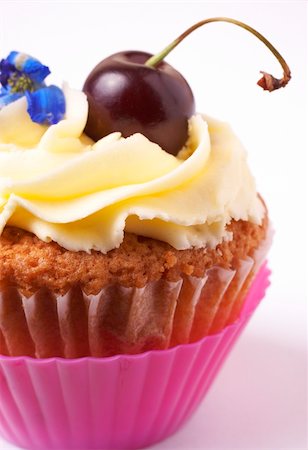 simsearch:400-04815679,k - Miniature vanilla cupcake with icing, fresh cherry and blue flower on white background. Macro shot, shallow depth of field Foto de stock - Super Valor sin royalties y Suscripción, Código: 400-05125461