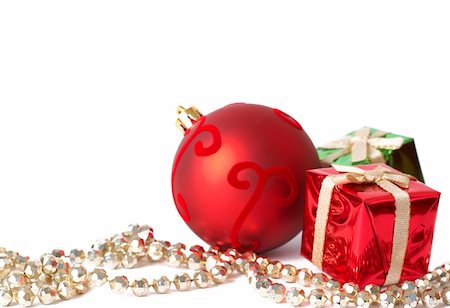 simsearch:400-03975392,k - Colorful Christmas gift boxes, red ball and golden jewelry isolated on white background with copy space Foto de stock - Royalty-Free Super Valor e Assinatura, Número: 400-05125592