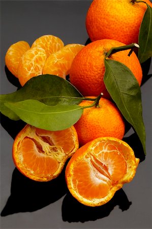 simsearch:400-05046087,k - vivid orange tangerine on black reflective surface Stockbilder - Microstock & Abonnement, Bildnummer: 400-05125648