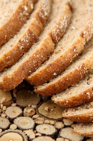 Sliced multigrain bread on wooden platter. Foto de stock - Super Valor sin royalties y Suscripción, Código: 400-05125673