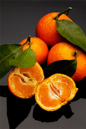 simsearch:400-07613620,k - vivid orange tangerine on black reflective surface Stockbilder - Microstock & Abonnement, Bildnummer: 400-05125805