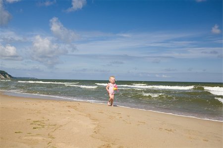 simsearch:400-04596901,k - small girl with toys on the seashore Stock Photo - Budget Royalty-Free & Subscription, Code: 400-05125820