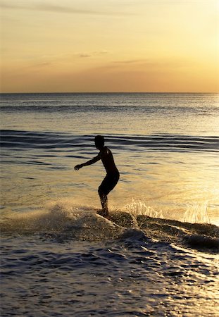 simsearch:400-07212763,k - Jeunes hommes - le surfeur dans l'océan. Bali. Indonésie Photographie de stock - Aubaine LD & Abonnement, Code: 400-05125898