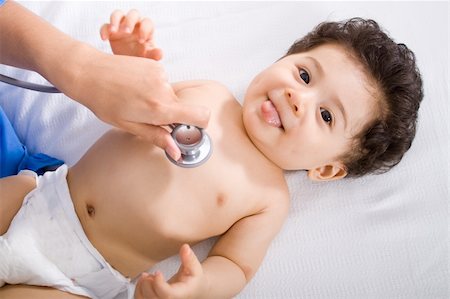 doctor examining boy baby - female pediatrician checking cute baby boy patient Foto de stock - Super Valor sin royalties y Suscripción, Código: 400-05126400