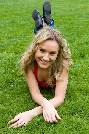 simsearch:400-04399498,k - Blonde girl lying on green grass in a park Foto de stock - Royalty-Free Super Valor e Assinatura, Número: 400-05127890