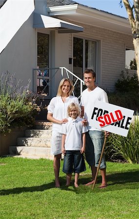 family with sold sign - Young Happy Family holding Sold Sign Photographie de stock - Aubaine LD & Abonnement, Code: 400-05128314