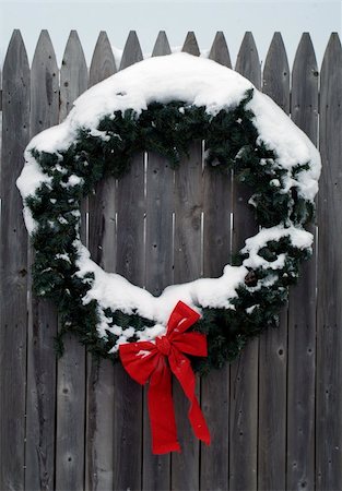 Christmas Wreath on a fence as snow flakes come down Photographie de stock - Aubaine LD & Abonnement, Code: 400-05128400