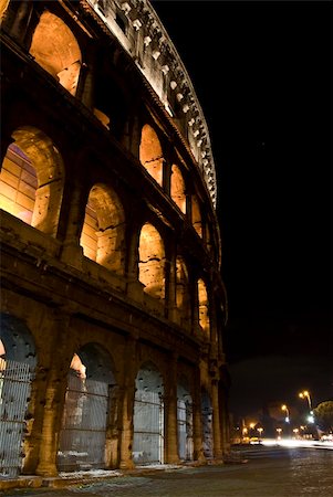 simsearch:400-04973124,k - part of the famous coliseum in Rome at night Fotografie stock - Microstock e Abbonamento, Codice: 400-05128668