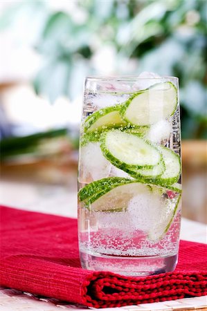 A refreshing drink of sparkling cucumber water Photographie de stock - Aubaine LD & Abonnement, Code: 400-05129869