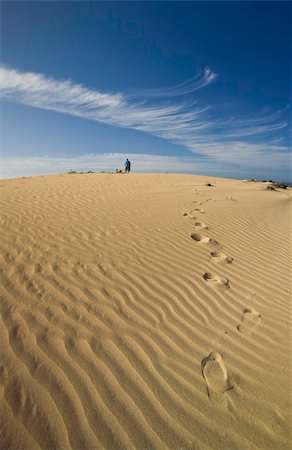 Footprints in the sand dunes Foto de stock - Super Valor sin royalties y Suscripción, Código: 400-05120011