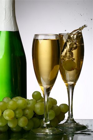 simsearch:400-07829164,k - champagne grape and green bottle celebration background Stock Photo - Budget Royalty-Free & Subscription, Code: 400-05120065