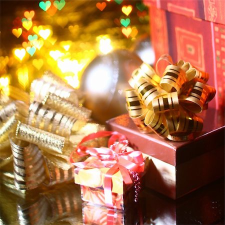 simsearch:400-04411980,k - holiday gifts over the warm hearts background Fotografie stock - Microstock e Abbonamento, Codice: 400-05120063