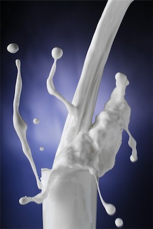 simsearch:400-04823336,k - Fresh milk splashing as it is poured in a glass Fotografie stock - Microstock e Abbonamento, Codice: 400-05120710