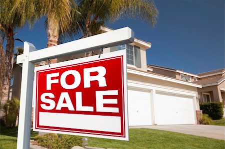 simsearch:400-04651010,k - For Sale Real Estate Sign in Front of House. Stockbilder - Microstock & Abonnement, Bildnummer: 400-05121617