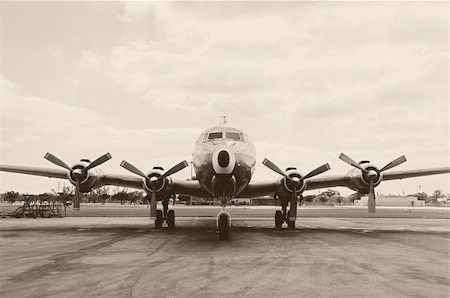 simsearch:400-04964402,k - Classic turboprop airliner from the 50s in duotone Foto de stock - Super Valor sin royalties y Suscripción, Código: 400-05121624