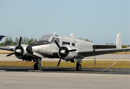 simsearch:400-04998125,k - Vintage silver airplane parked on the ground Photographie de stock - Aubaine LD & Abonnement, Code: 400-05122400