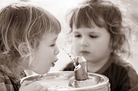 simsearch:400-06063102,k - Two cute brothers having fun outdoors Fotografie stock - Microstock e Abbonamento, Codice: 400-05122593