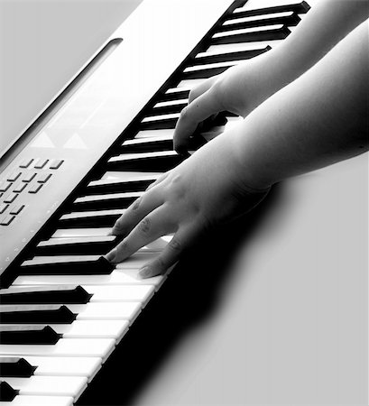 dragon_fang (artist) - Closeup view of someone playing some music on an electronic keyboard Fotografie stock - Microstock e Abbonamento, Codice: 400-05134490