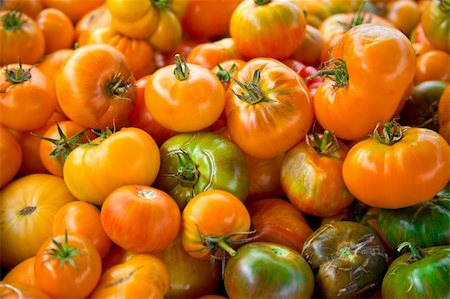 simsearch:400-03968431,k - A Pile of Different Varieties of Heirloom Tomatoes Foto de stock - Super Valor sin royalties y Suscripción, Código: 400-05134646