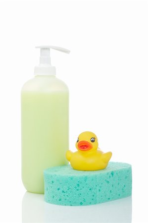 Rubber duck, plastic pump soap bottle and sponge reflected on white background Foto de stock - Super Valor sin royalties y Suscripción, Código: 400-05134653