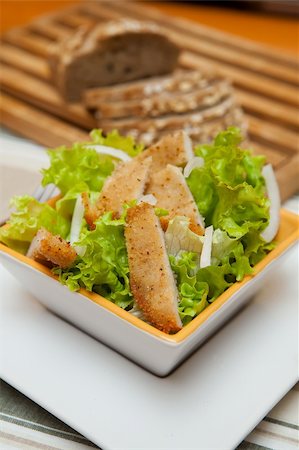 salada caesar - Premium caesar Salad with Crispy Chicken and onion Foto de stock - Royalty-Free Super Valor e Assinatura, Número: 400-05134662