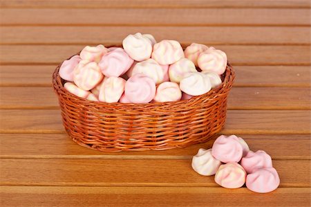 simsearch:400-04781520,k - Pink marshmallows in the basket on wooden background Photographie de stock - Aubaine LD & Abonnement, Code: 400-05134837