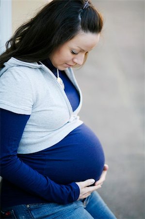 simsearch:400-04396054,k - A young pregnant women spending time outdoors. Photographie de stock - Aubaine LD & Abonnement, Code: 400-05135098