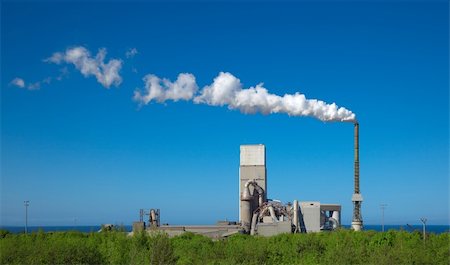 simsearch:400-05325243,k - A photography of a cement plant under a blue sky Photographie de stock - Aubaine LD & Abonnement, Code: 400-05135218