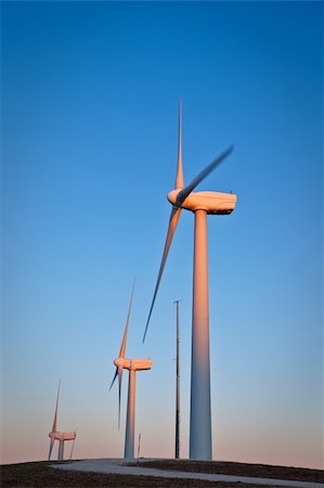 Windmills turning on the sunset in summer. Motion blur Foto de stock - Super Valor sin royalties y Suscripción, Código: 400-05135333