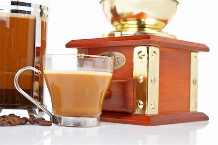 simsearch:400-04501304,k - A cup, vintage grinder, coffee pot and beans, reflected on white background. Shallow DOF and foreground blurred Foto de stock - Super Valor sin royalties y Suscripción, Código: 400-05136421