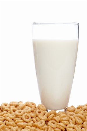simsearch:400-04866989,k - A fresh milk tumbler and cornflakes on white background. Shallow depth of field Stockbilder - Microstock & Abonnement, Bildnummer: 400-05136450