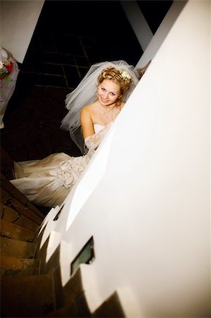 simsearch:400-06694116,k - bride hides near the column Photographie de stock - Aubaine LD & Abonnement, Code: 400-05136474