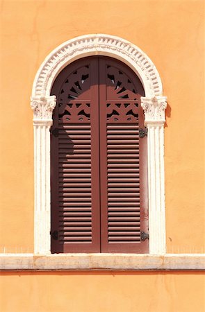 beautiful windows and a orange wall in piazza Signoria, Verona, Italy Photographie de stock - Aubaine LD & Abonnement, Code: 400-05136641