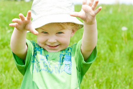 simsearch:400-06768635,k - Portrait of a cheerful toddler in the meadow Foto de stock - Royalty-Free Super Valor e Assinatura, Número: 400-05136688