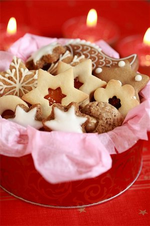 simsearch:400-04051271,k - Detail of delicious Christmas cookies in the box in red tone Foto de stock - Royalty-Free Super Valor e Assinatura, Número: 400-05137105