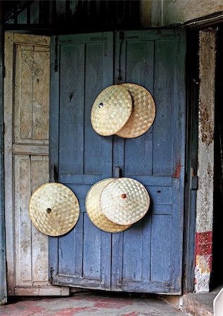 dpix (artist) - rice picker hats hanging on blue grunchy door Photographie de stock - Aubaine LD & Abonnement, Code: 400-05137203