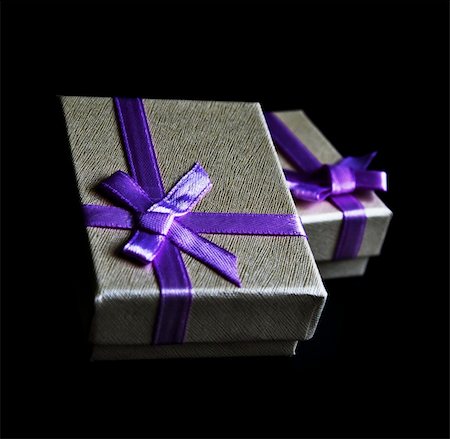 simsearch:400-03975392,k - Silver presents with violet bow Foto de stock - Royalty-Free Super Valor e Assinatura, Número: 400-05137519