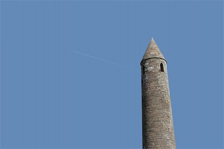 simsearch:400-05683614,k - aircraft passing  old tower like its going through the eye of a needle Foto de stock - Super Valor sin royalties y Suscripción, Código: 400-05138025