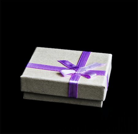simsearch:400-03975392,k - Silver box with violet bow isolated from black Foto de stock - Royalty-Free Super Valor e Assinatura, Número: 400-05138673