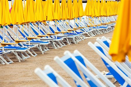 resort outdoor bed - sun beds in a row on beach Photographie de stock - Aubaine LD & Abonnement, Code: 400-05138815