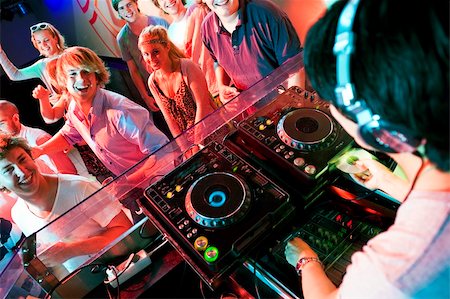 Group of dancing people in front of a dj in a discotheque Photographie de stock - Aubaine LD & Abonnement, Code: 400-05139439