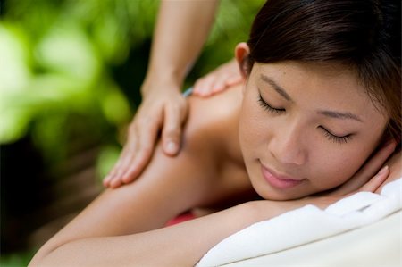 eastwestimaging (artist) - A young woman enjoying a massage outside Fotografie stock - Microstock e Abbonamento, Codice: 400-05139432