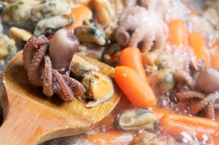 Seafood cooked with vegetables in a pan. Foto de stock - Super Valor sin royalties y Suscripción, Código: 400-05139450