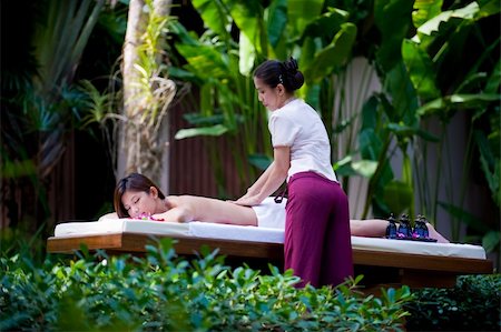 eastwestimaging (artist) - A young woman having massage outside in tropical garden Foto de stock - Super Valor sin royalties y Suscripción, Código: 400-05139814