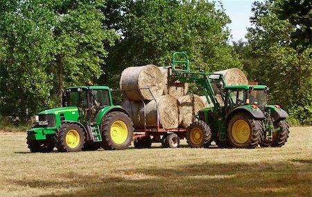 simsearch:400-05714689,k - green tractor at work in field rural scene Foto de stock - Royalty-Free Super Valor e Assinatura, Número: 400-05139865