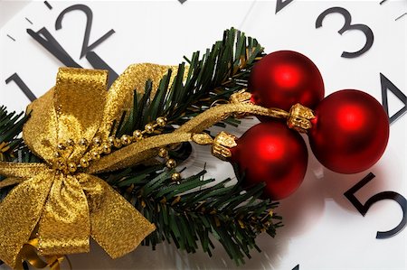 Christmas-tree decoration with red spheres on a background of clock Photographie de stock - Aubaine LD & Abonnement, Code: 400-05130040